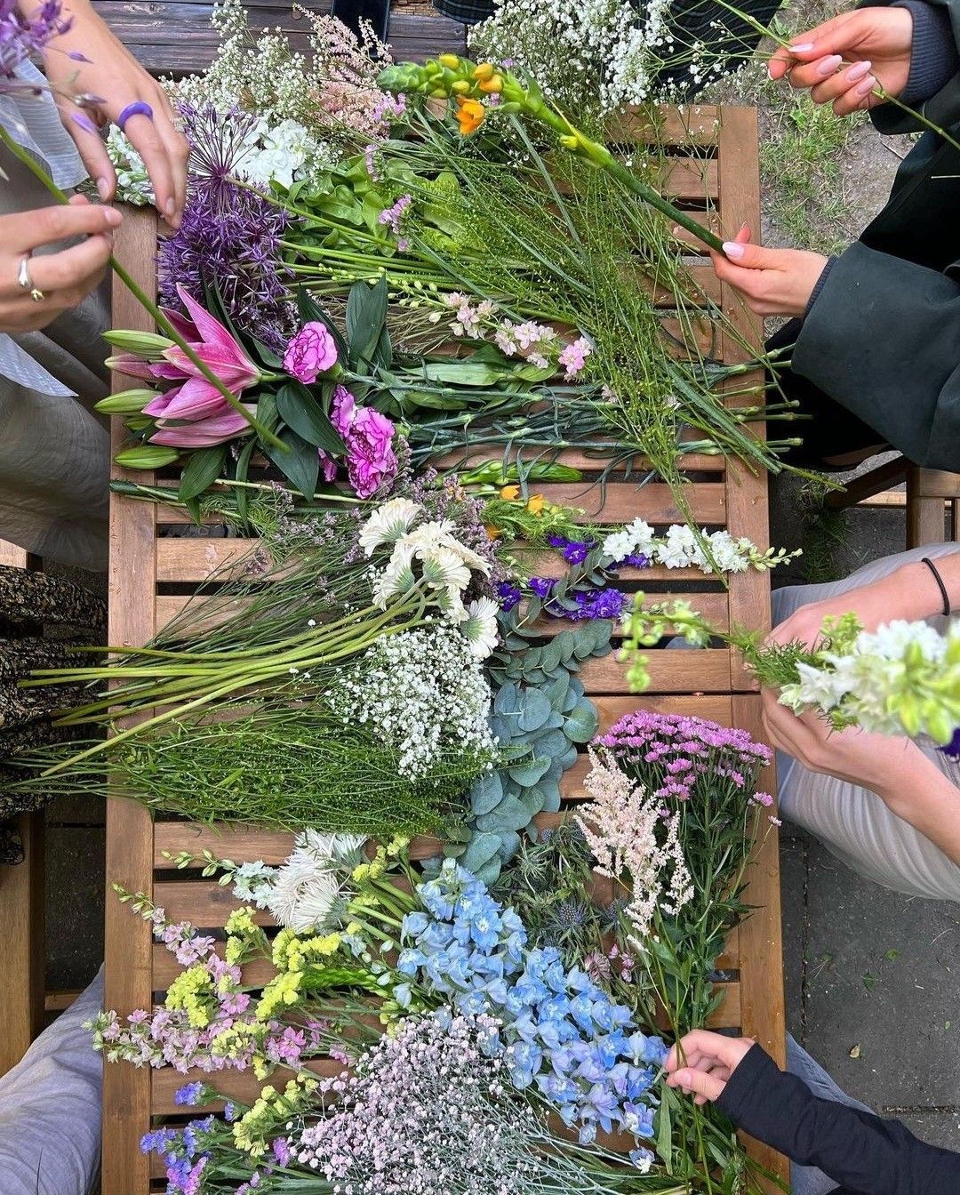 Mans creant un ram de flors